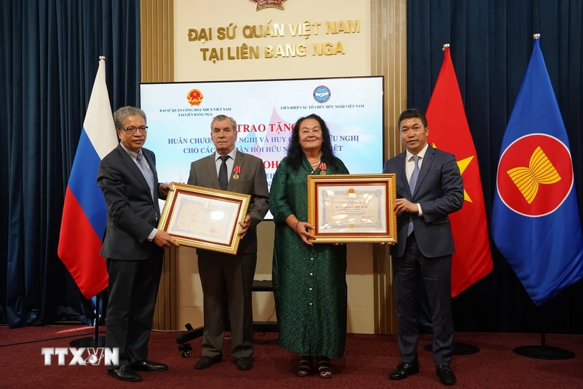 Trao tặng huân, huy chương cho các thành viên Hội Hữu nghị Nga-Việt