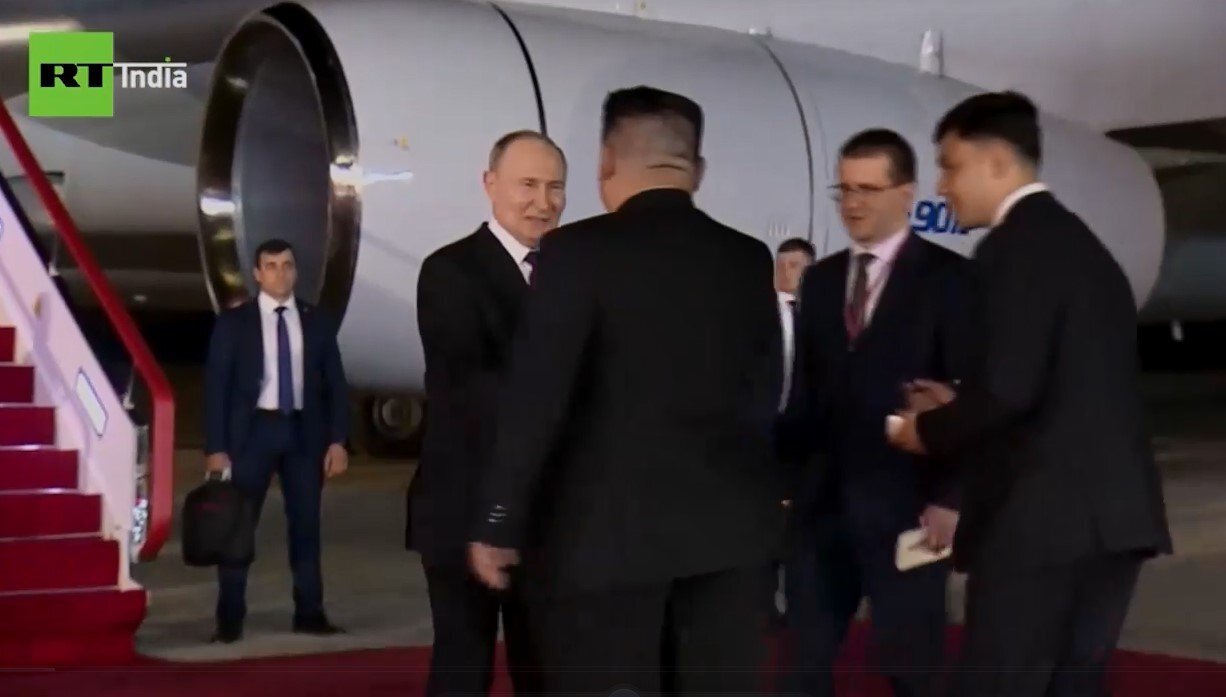 Ông Kim Jong Un đón Tổng thống Nga Putin tận chân máy bay lúc 3h sáng