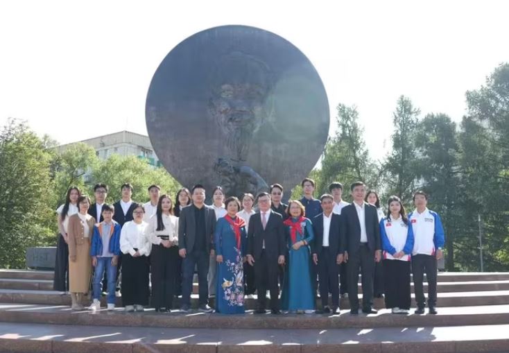 Đoàn công tác báo Nhân Dân dâng hoa tại Tượng đài Chủ tịch Hồ Chí Minh ở Moskva