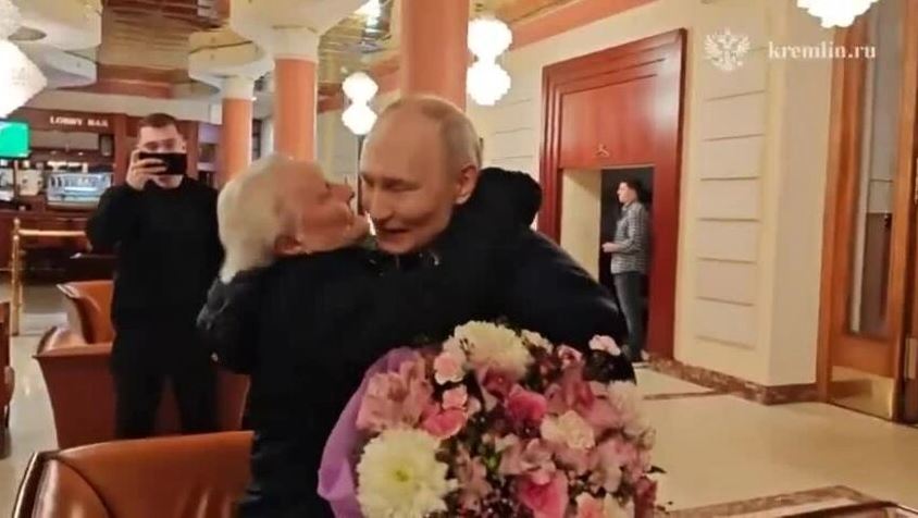 Tổng thống Putin tự lái xe bọc thép đón cô giáo cũ vào Điện Kremlin