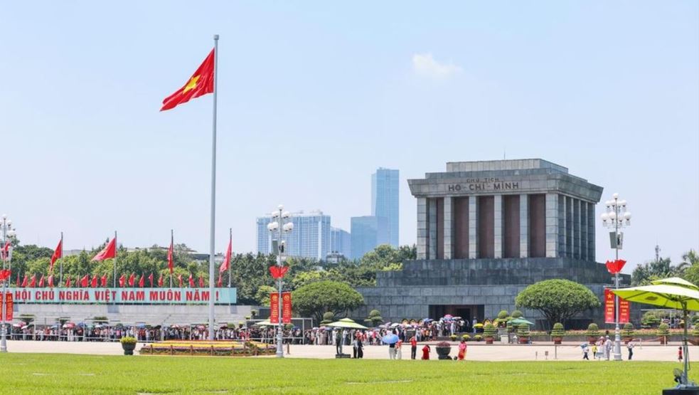 Hà Nội rực rỡ cờ hoa, dòng người đổ về trung tâm đón Tết Độc lập