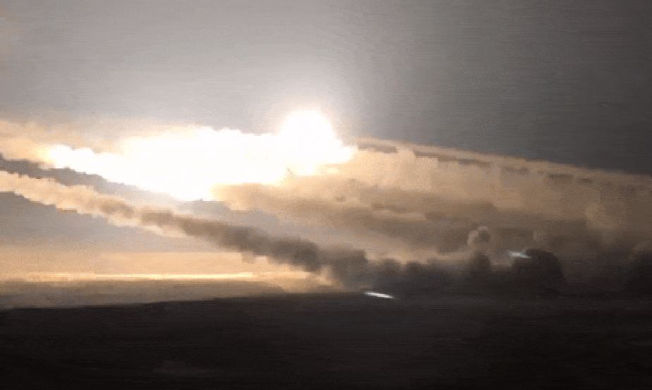 1.500 UAV xuất kích, Nga nã hàng chục tên lửa SS-N-33 - Mục tiêu trọng yếu của Ukraine nghi bị đánh trúng, cột lửa cao hàng km