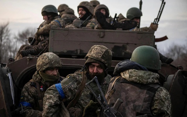 Ukraine rút khỏi Krasny Liman - Hàng ngàn người biểu tình ở Kiev, báo Nga xác minh thông tin về báo cáo nóng gửi ông Putin