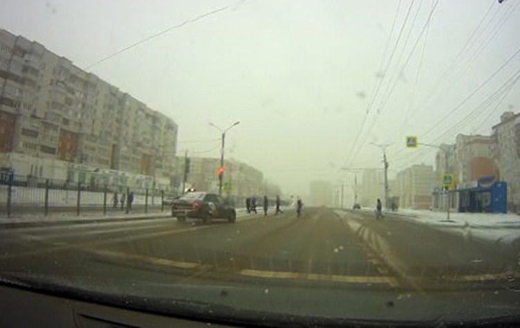 Taxi mất lái lao qua đèn đỏ, nhóm người đi bộ tại Nga thoát chết thần kỳ