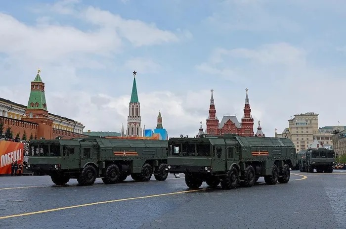 Cận cảnh dàn khí tài tối tân của Nga lăn bánh trên Quảng trường Đỏ
