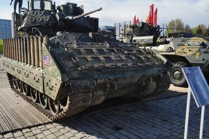 Nga trưng bày 'chiến lợi phẩm' xe tăng Abrams, xe phá mìn M1150 tại cuộc triển lãm ở Moscow