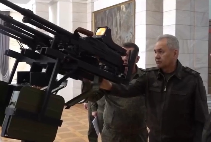 Bộ trưởng Quốc phòng Nga kiểm tra súng chống máy bay không người lái mới
