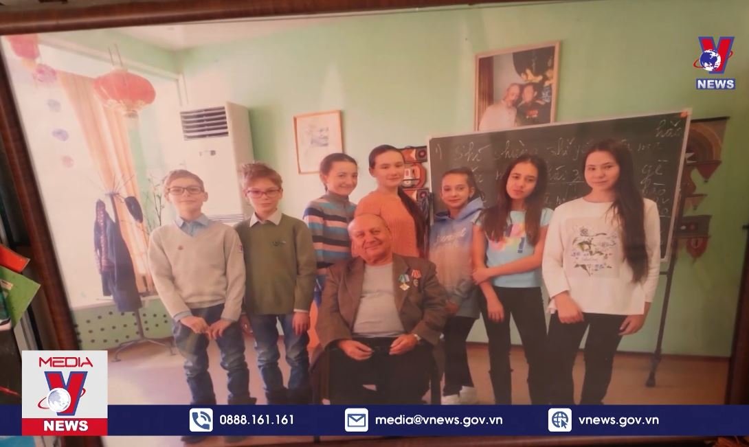 Thầy giáo dạy tình yêu Việt Nam cho trẻ em ở LB Nga