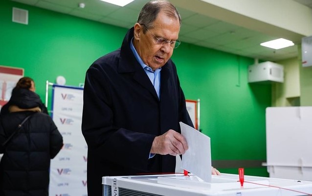 Tin ảnh: Người dân và quan chức Nga đi bỏ phiếu bầu tổng thống