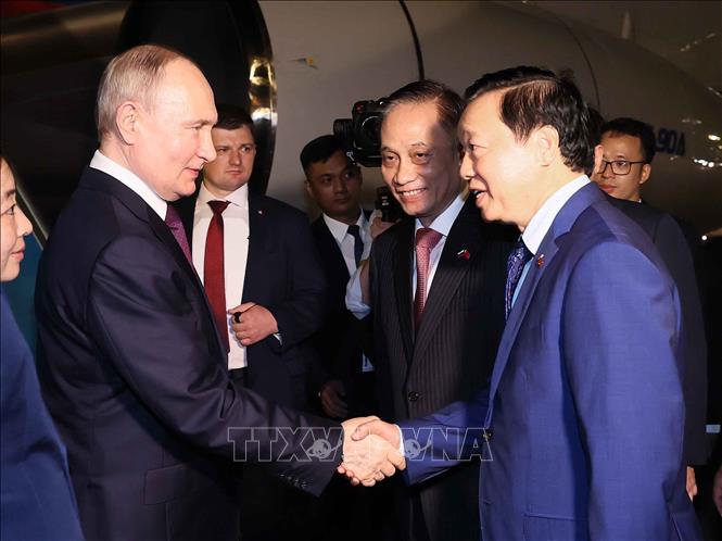 Tổng thống LB Nga Vladimir Putin đến Hà Nội, bắt đầu chuyến thăm cấp Nhà nước tới Việt Nam