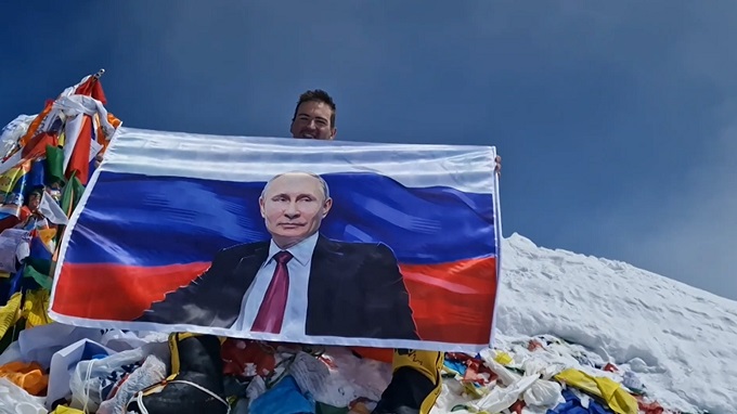 Vladimir Putin trên đỉnh Everest: một nhà leo núi giăng lá cờ in hình Tổng thống Nga