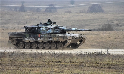 Khoảnh khắc Nga oanh tạc phá hủy 2 xe tăng Leopard ở Ukraine