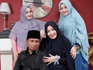 Dư luận Indonesia phẫn nộ vì màn thể hiện táo bạo của ông nghị sỹ cùng 3 bà vợ