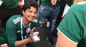 Video: Phấn khích mừng chiến thắng, CĐV Mexico cầu hôn giữa đường phố Moscow