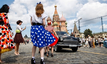 120 xe cổ diễu hành từ Quảng trường Đỏ qua các đường phố Moscow