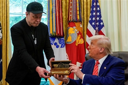 Ông Trump tặng chìa khóa vàng chia tay Elon Musk
