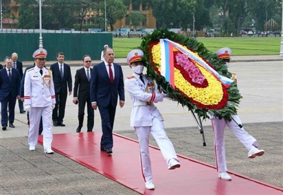 Ngoại trưởng Nga Sergey Lavrov đặt vòng hoa viếng Lăng Chủ tịch Hồ Chí Minh