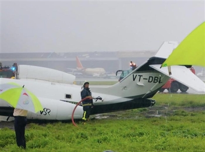 Máy bay Ấn Độ trượt khỏi đường băng gãy làm đôi