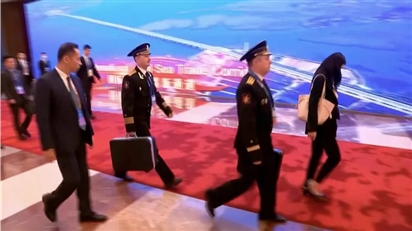 Video hiếm về Tổng thống Putin và chiếc cặp hạt nhân tại Trung Quốc