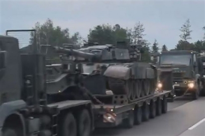 Hàng trăm xe tăng đang tiến từ Ba Lan tới biên giới