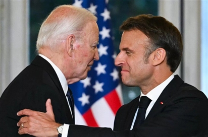 Căng thẳng đằng sau những lời chúc của ông Biden và Macron