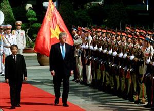 Tổng thống Bill Clinton và chuyến thăm lịch sử năm 2000