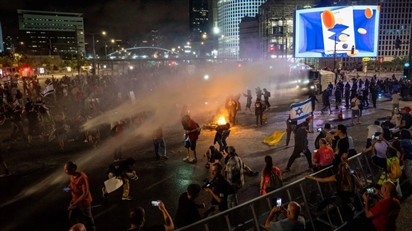 Người biểu tình Israel tức giận, đụng độ với cảnh sát