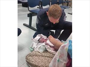 Nhân viên hải quan cứu sống em bé sinh ra bị dây rốn quấn cổ