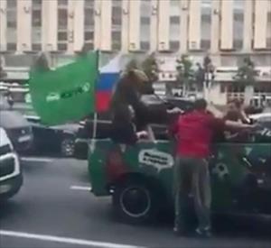 Video: “Sốc” hình ảnh gấu Nga ngồi xe jeep, thổi kèn vuvuzela ăn mừng World Cup