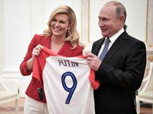 WORLD CUP 2018: Tổng thống Nga được tặng áo thi đấu của Croatia