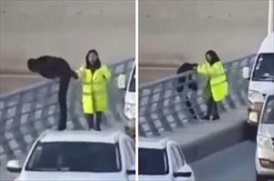 Người phụ nữ nhanh tay cứu người đàn ông định nhảy cầu tự tử