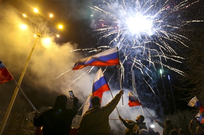 Người dân 2 nước Cộng hoà tự xưng ở Ukraine bắn pháo hoa ăn mừng