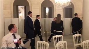 6 vệ sĩ tháp tùng ông Putin đi vào nhà vệ sinh tại Pháp