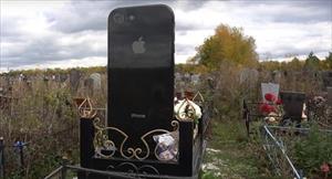 Video: Cận cảnh bia mộ hình iPhone 7 thật đến từng chi tiết trong nghĩa trang Nga
