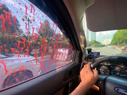 Hàng loạt xế hộp ở Hà Nội bị tạt sơn