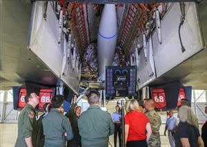 Choáng ngợp khoang chứa bom khổng lồ của máy bay Mỹ giá nửa tỷ USD