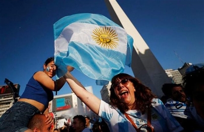 Người dân Argentina tưng bừng ăn mừng đội nhà vào chung kết World Cup