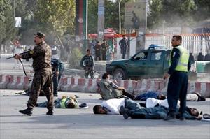 Cảnh an ninh Afghanistan đổ gục sau vụ đánh bom liều chết ở Kabul