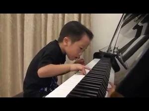 Video: Bé 5 tuổi chơi piano