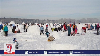 Độc đáo lễ hội xây nhà tuyết tại Nga