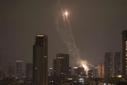 Israel cạn tên lửa đánh chặn giữa 'làn mưa đạn' từ Iran, Mỹ cấp tốc viện trợ
