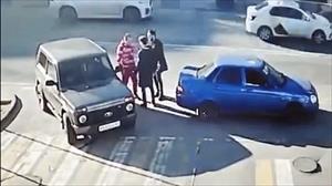 Tài xế hạ gục 2 người đàn ông bằng một đòn đánh sau va chạm ôtô