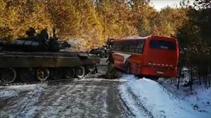 [Video] Nga huy động xe tăng T-72 giải cứu xe buýt chở khách bị mắc kẹt