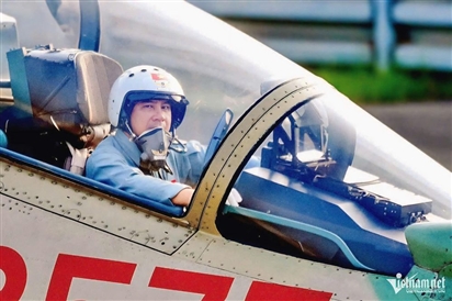 Người dẫn đầu đội tiêm kích Su-30MK2 tự hào thả bẫy nhiệt trên bầu trời ngày 30/4