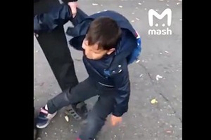 Video: Cậu bé Nga khóc lóc, liên tục xin “con không muốn đi học” gây sốt mạng xã hội
