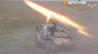 Nga khai hỏa pháo phản lực Tornado-G tấn công các vị trí quan sát của Ukraine