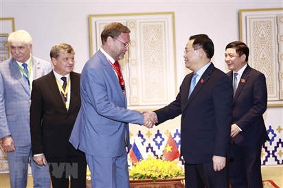 Chủ tịch Quốc hội Vương Đình Huệ gặp Phó Chủ tịch Hội đồng LB Nga