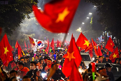 Báo Trung Quốc dùng từ “quá sốc” để mô tả cảnh fan Việt Nam ăn mừng HCV SEA Games