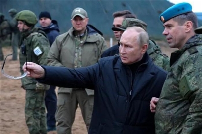 Tổng thống Putin bất ngờ tới Kherson và Luhansk