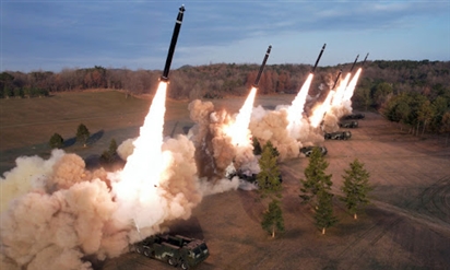 Triều Tiên diễn tập sử dụng pháo phản lực phóng loạt siêu lớn